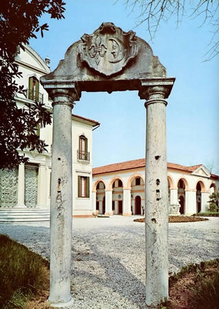 Villa Widmann - arco con stemma Widmann